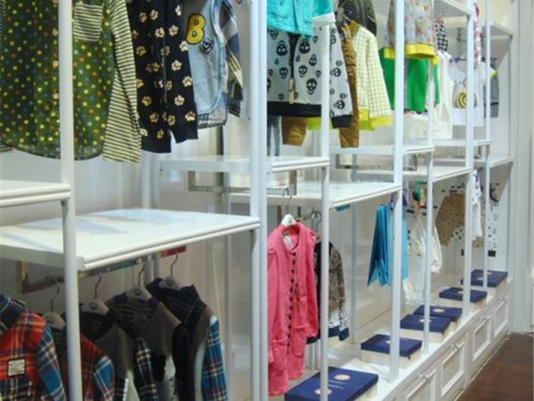 三只熊童装店铺展示
