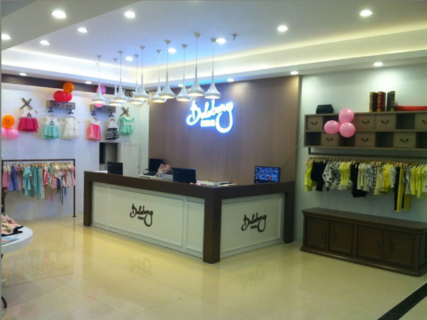 巴拉邦童装店铺展示