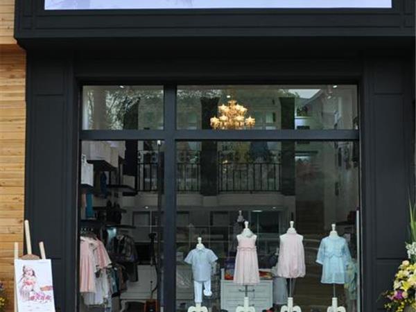 威格璐丝童装店铺展示