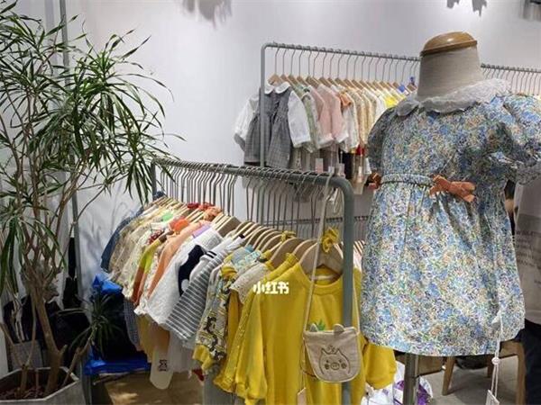 承希童装店铺展示