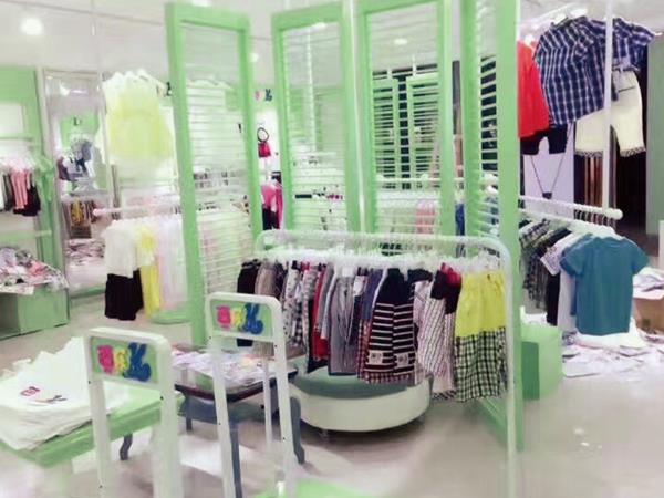 哈儿堡童装店铺展示
