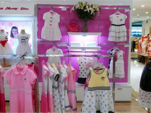 樱桃小丸子童装店铺展示