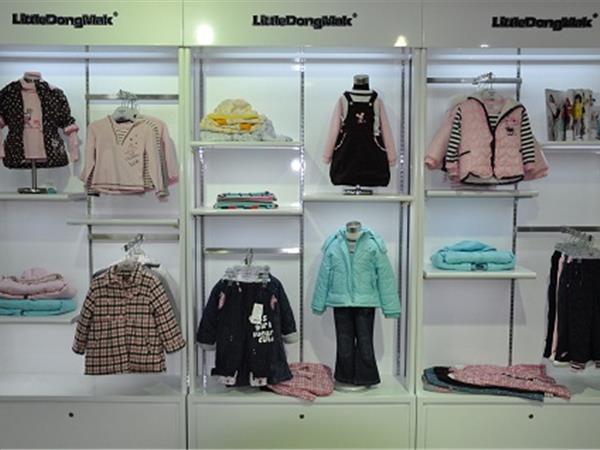 小当唛童装店铺展示