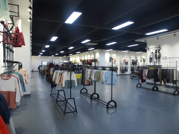 米尼批发童装店铺展示