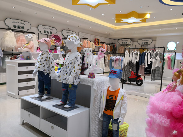 妙尼熊童装店铺展示