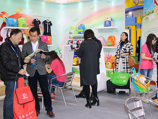 兴童园服童装店铺展示