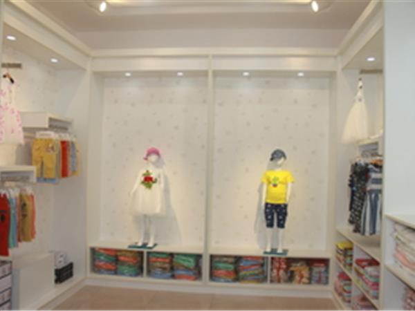 鹿人纳雅童装店铺展示