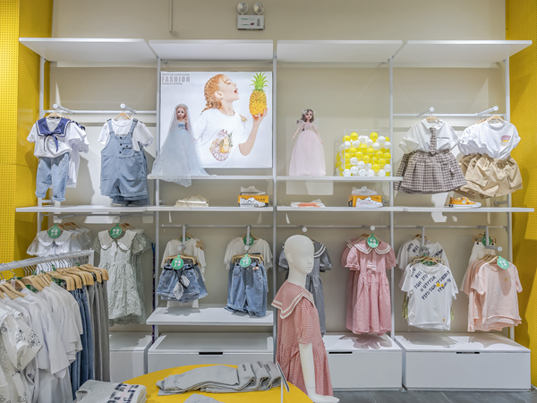 咔啦嘟熊童装店铺展示