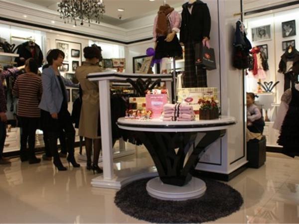 维罗瓦伊洛童装店铺展示