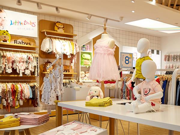 男生女生童装店铺展示