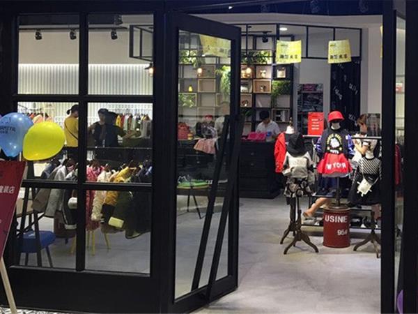玛玛米雅童装店铺展示