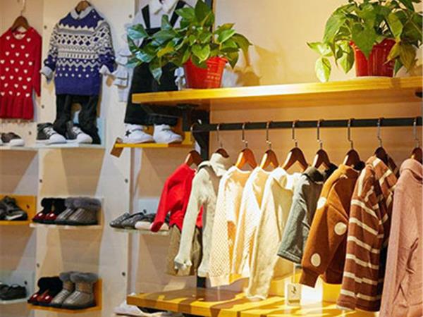 小鹿亲亲童装店铺展示