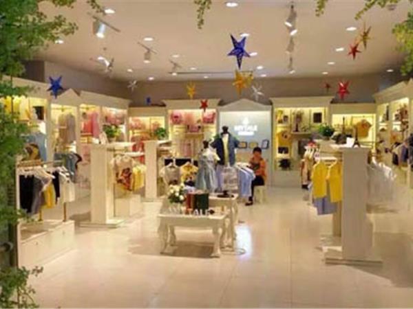童话故事童装店铺展示