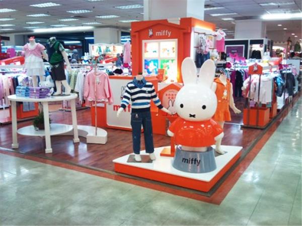 米菲童装店铺展示