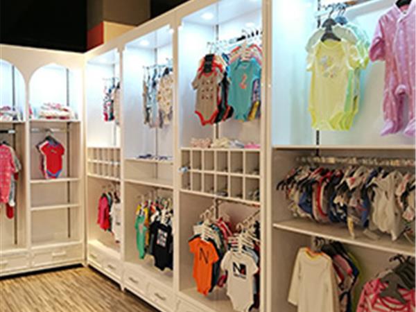 奥米多童装店铺展示