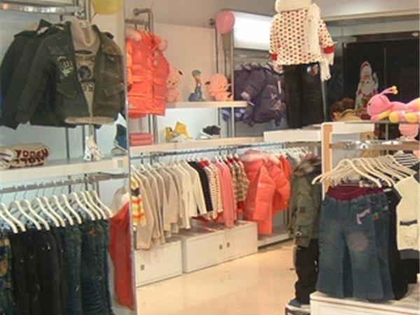 拉童木童装店铺展示
