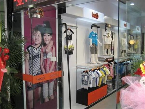 俏乐儿童装店铺展示