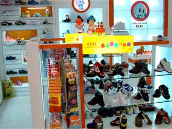 12贝童装店铺展示