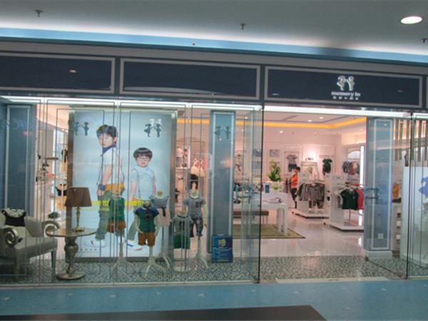 两个小朋友童装店铺展示
