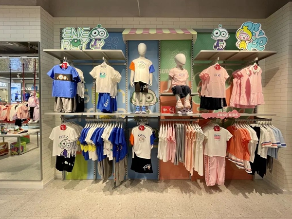 鸿星尔克童装店铺展示