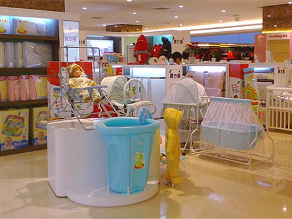 婴方喜童装店铺展示