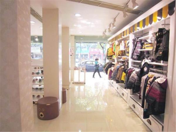 彩虹熊童装店铺展示