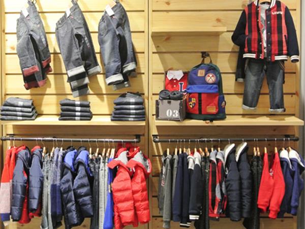 李维斯童装店铺展示