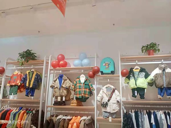 妈爱家童品童装店铺展示