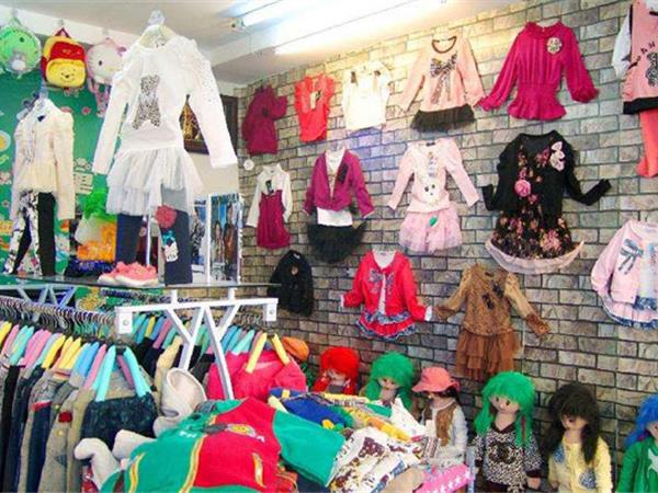 彩虹糖童装店铺展示