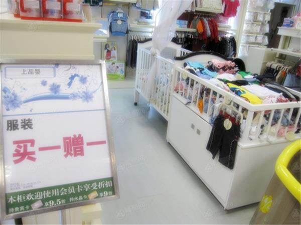上品婴童装店铺展示