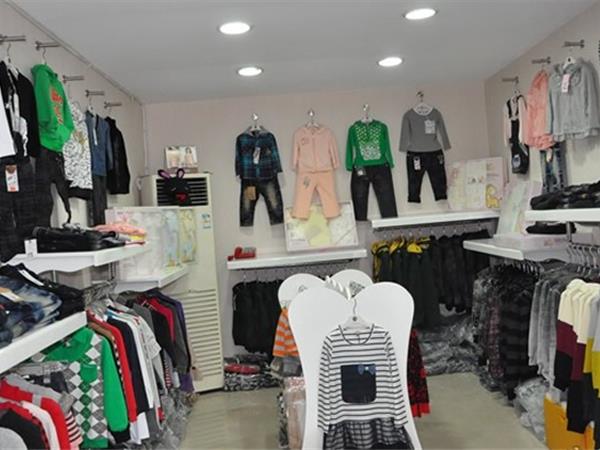 越也童装店铺展示