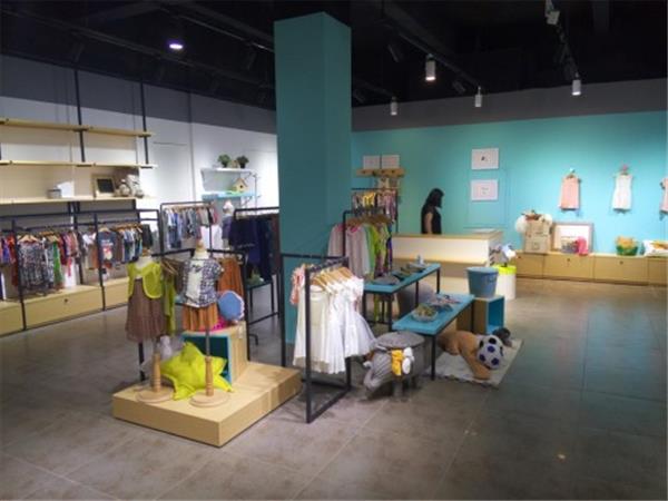 丛林的鱼童装店铺展示
