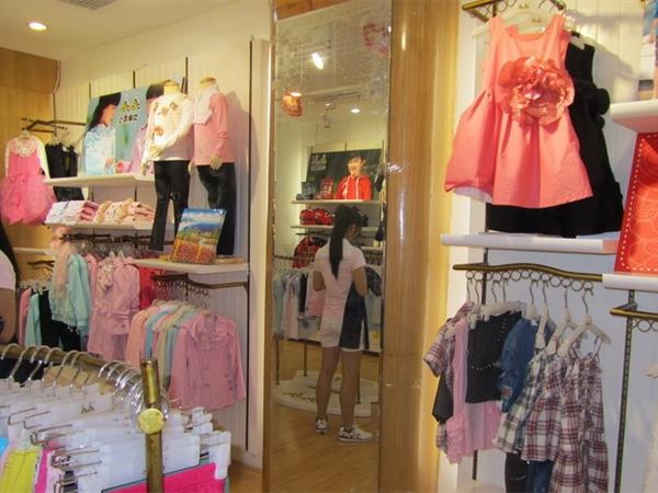 小鸟嘟比童装店铺展示