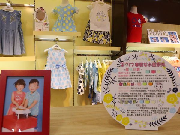 叮当猫童装店铺展示