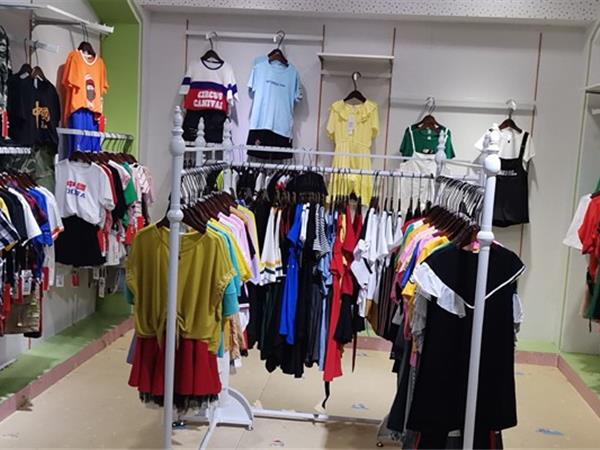 唯珂宝贝童装店铺展示