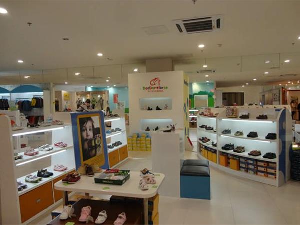 多多马童装店铺展示