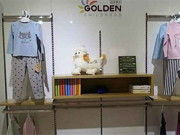金色童年童装店铺展示