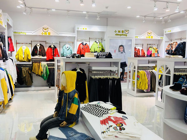 小趣童童装店铺展示