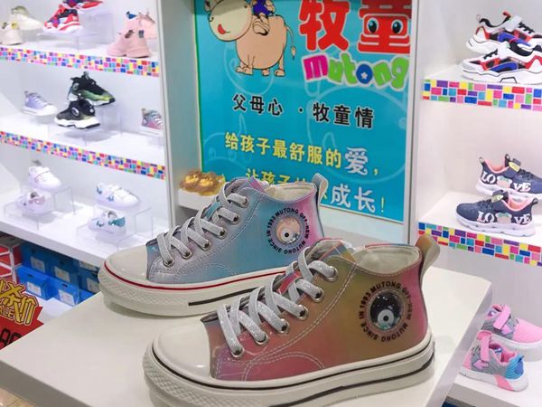 牧童童装店铺展示