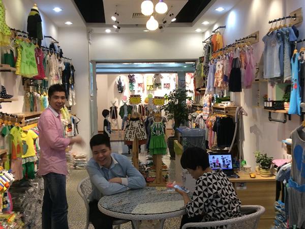 童翠屋童装店铺展示