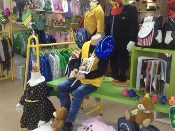 流浪熊童装店铺展示