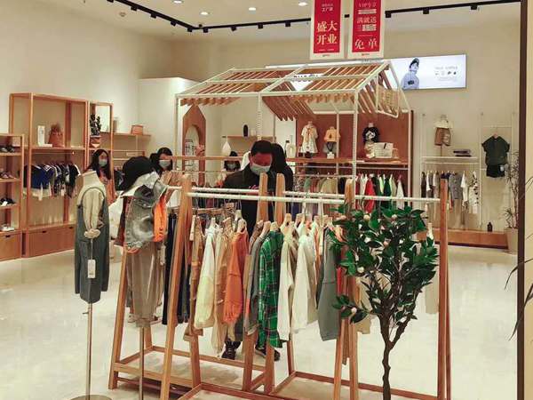 朴与素童装店铺展示