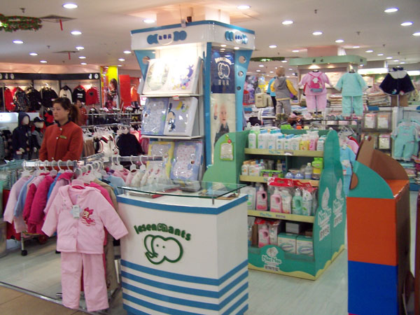 丽婴房童装店铺展示