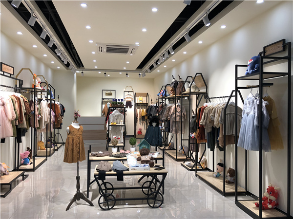 宠来宠趣童装店铺展示