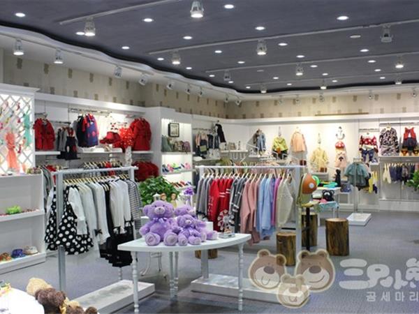 三只小熊童装店铺展示