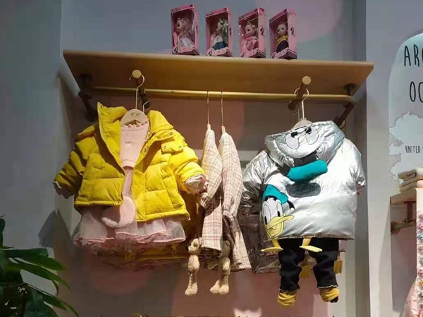 童年永恒童装店铺展示