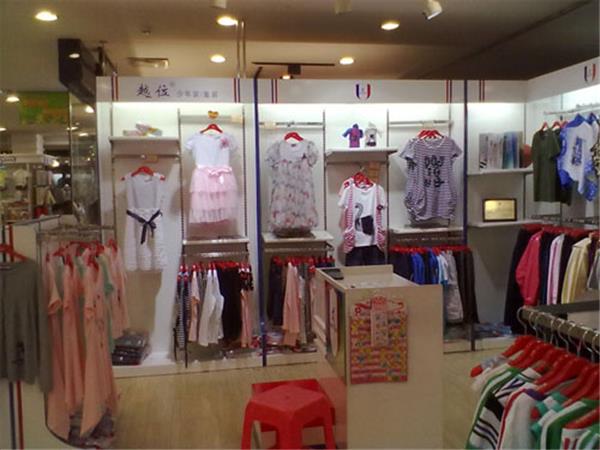 越位童装店铺展示