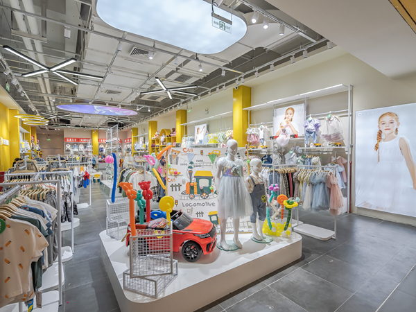 咔啦嘟熊童装店铺展示