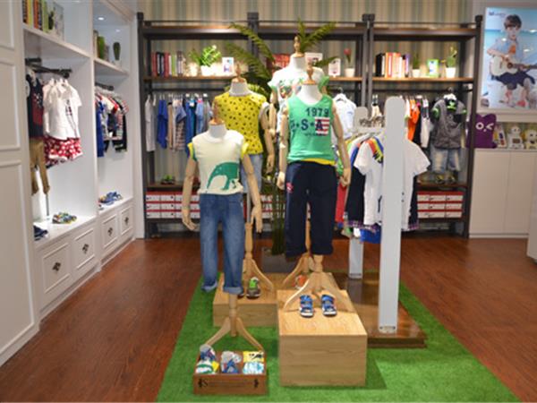 威斯米童装店铺展示