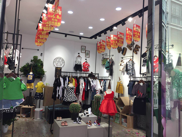 态熊童装店铺展示